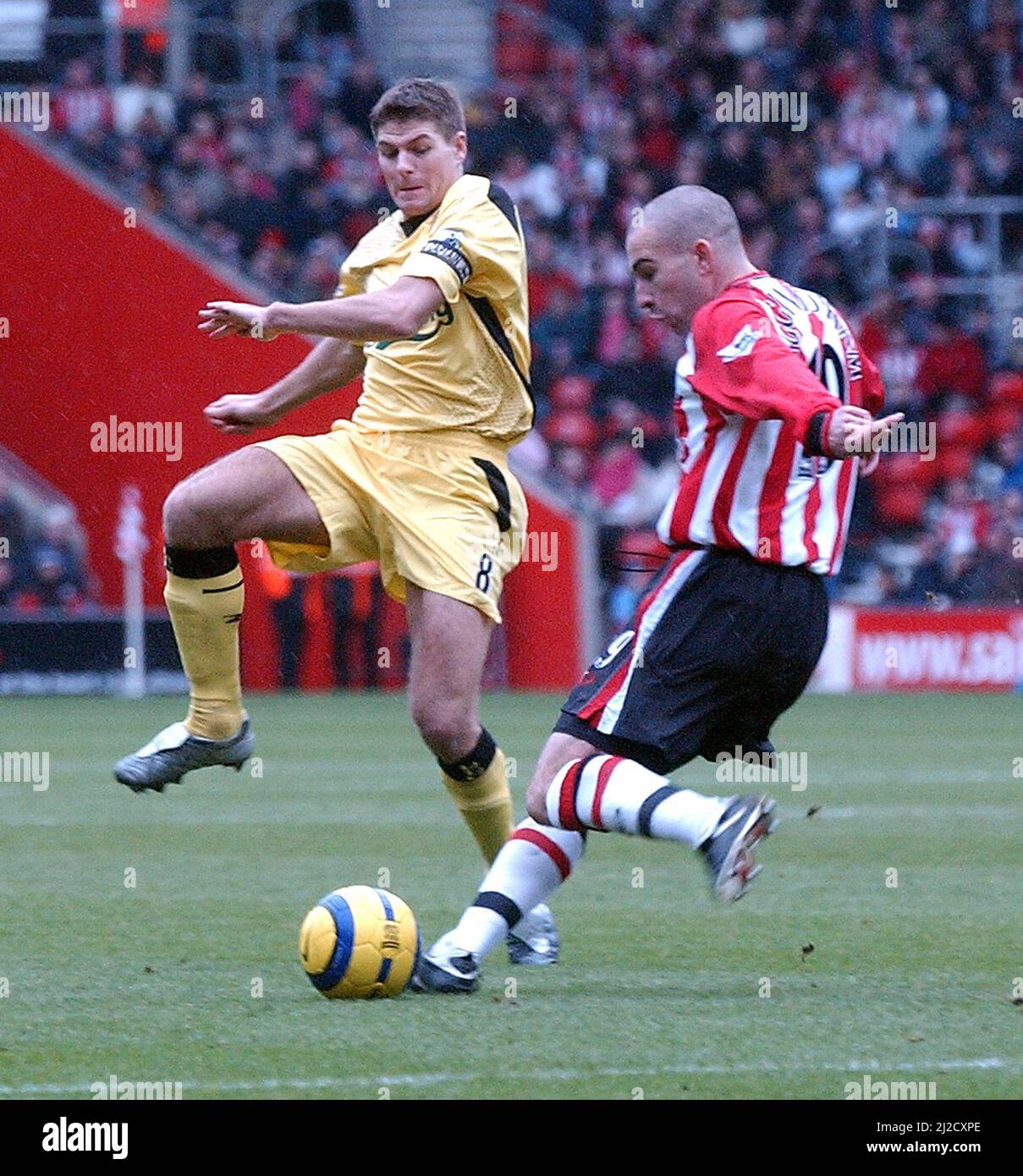 SOUTHAMPTON V LIVERPOOL DANNY HIGGINBOTTOM RÄUMT UNTER DEM DRUCK VON STEVEN GERRARD PIC MIKE WALKER, 2005 Stockfoto