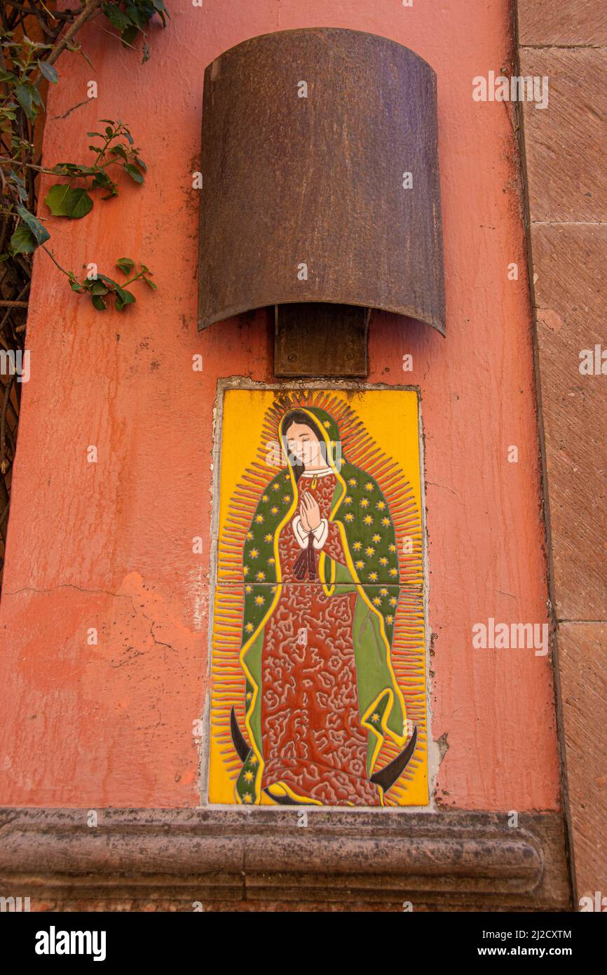 Eine künstlerische Darstellung der Jungfrau Maria. Unternehmer glauben, dass ihre Form ihr Geschäft sicher hält. San Miguel de Allende, Guanajuato, Mexiko. Stockfoto