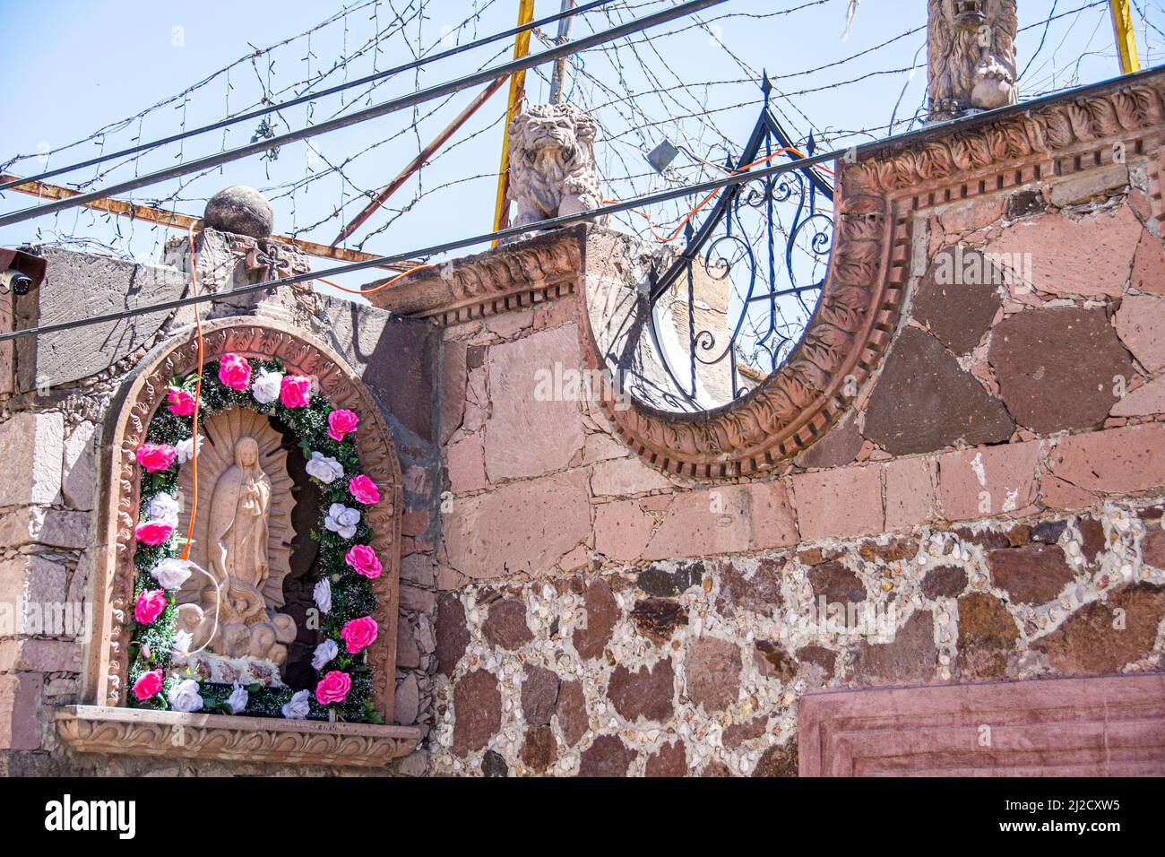 Eine künstlerische Darstellung der Jungfrau Maria. Unternehmer glauben, dass ihre Form ihr Geschäft sicher hält. San Miguel de Allende, Guanajuato, Mexiko. Stockfoto