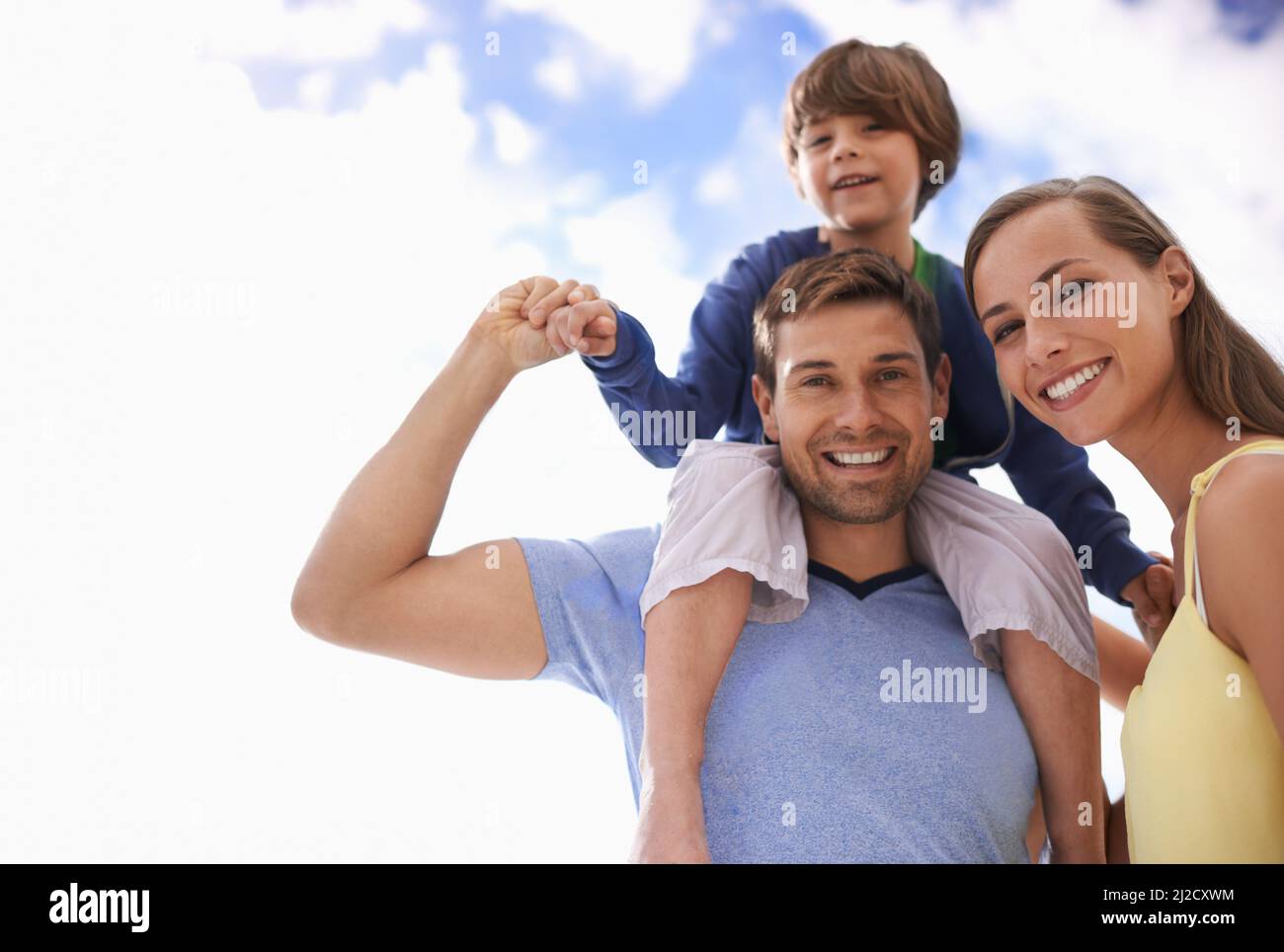 Das Beste aus dem Urlaub machen. Porträt eines glücklichen Paares mit ihrem Sohn im Freien. Stockfoto