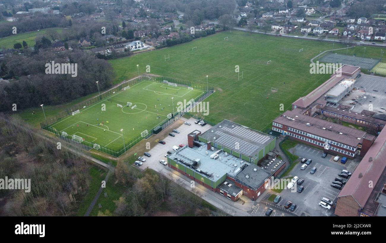 Eine Luftaufnahme eines Gemeindezentrums mit Spielfeldern in Warrington, England Stockfoto