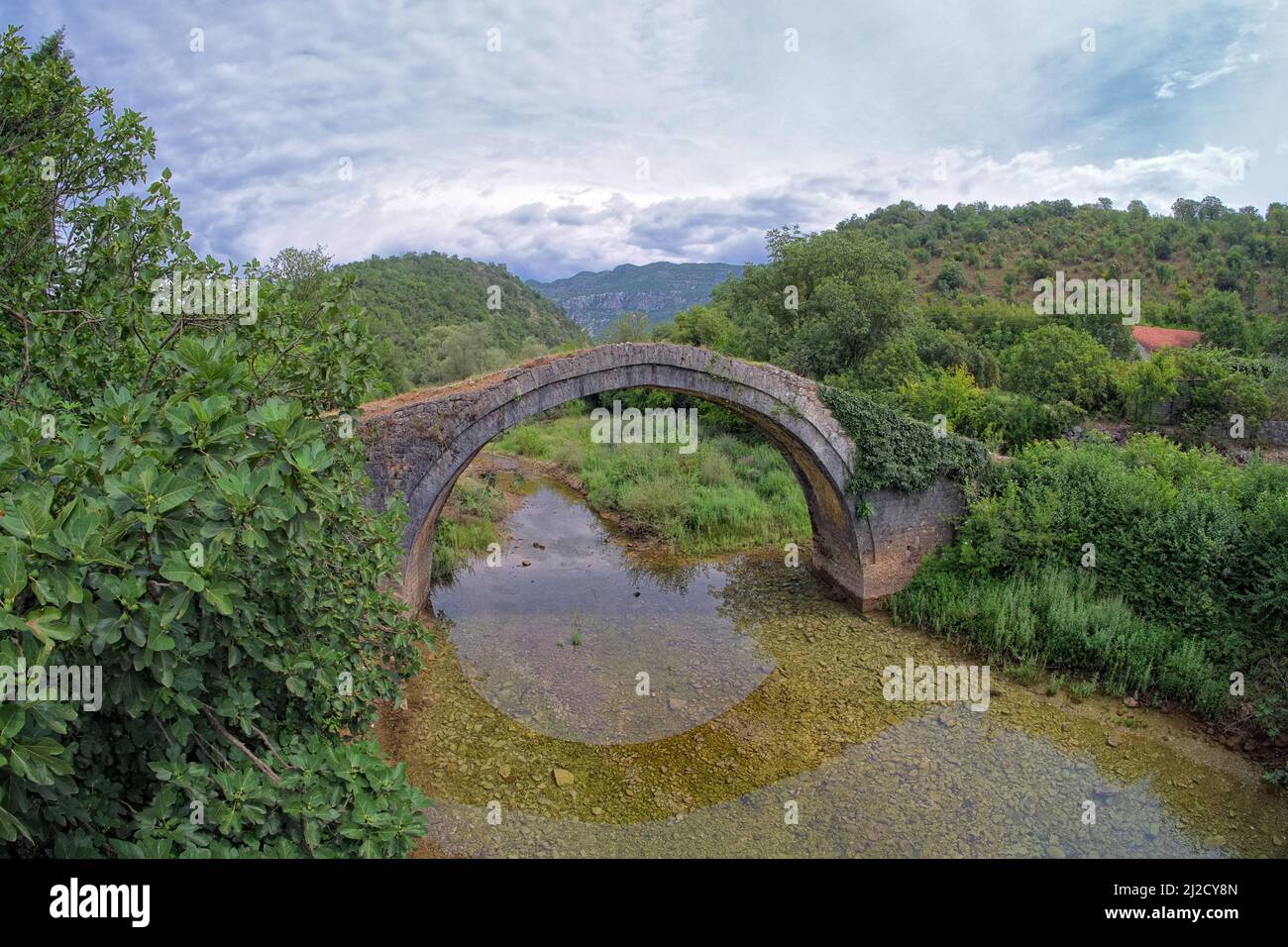 Alte Bogensteinbrücke auf dem Fluss Zeta, Montenegro Stockfoto