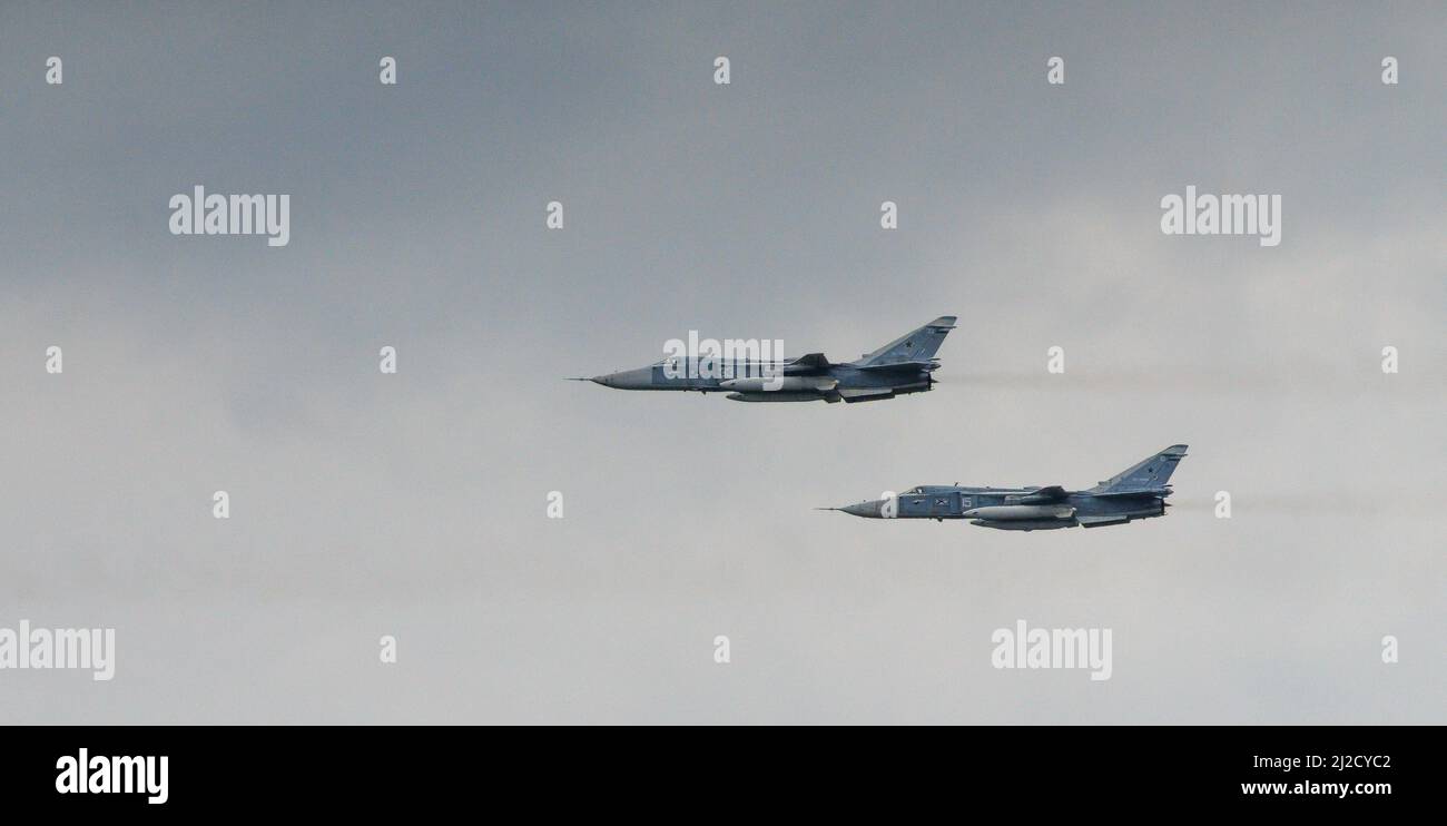 Su-24 Russischer Bomber mit variablem Schwenkflügel im Flug Stockfoto
