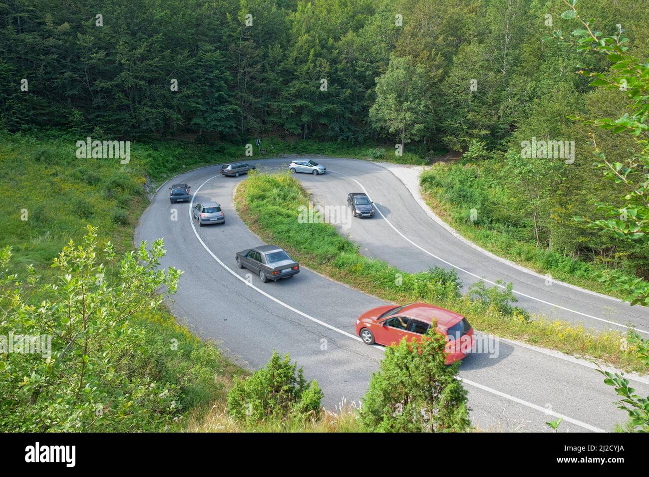 Autos auf Haarnadel biegen Bergstraße in Montenegro Stockfoto