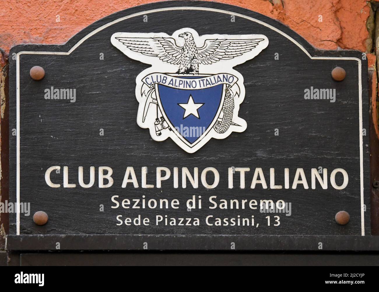 Schild mit Logo des italienischen Alpenvereins, historische Vereinigung der Bergsteiger, mit Sitz in Sanremo, Imperia, Ligurien, Italien Stockfoto