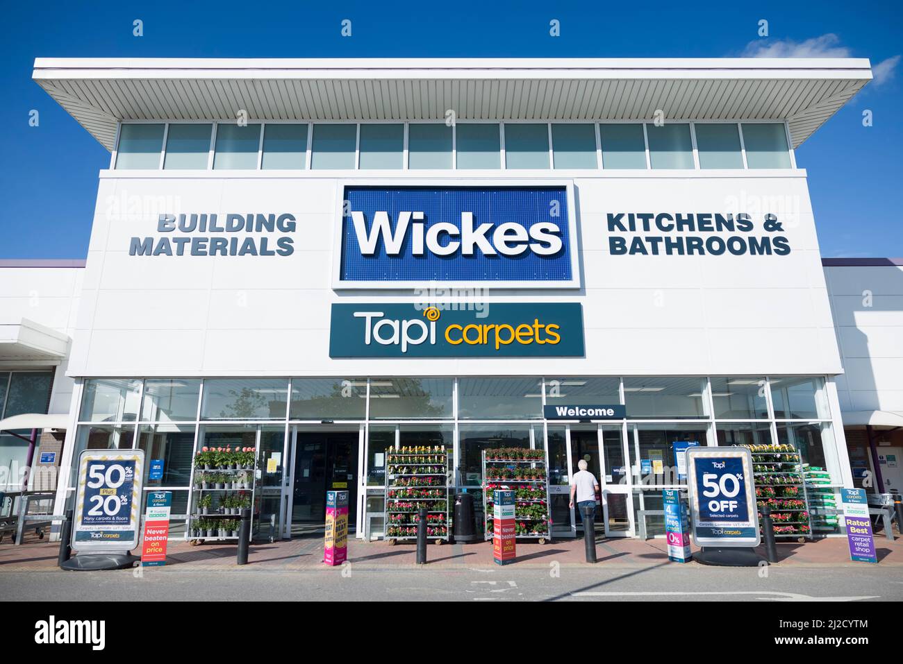AYLESBURY, Großbritannien - 13. Juli 2021. Außenansicht eines Wickes-Baumärks in einem Einzelhandelsgeschäft in Buckinghamshire. Wickes ist ein Einzelhändler für Heimwerkerbedarf in Großbritannien. Stockfoto