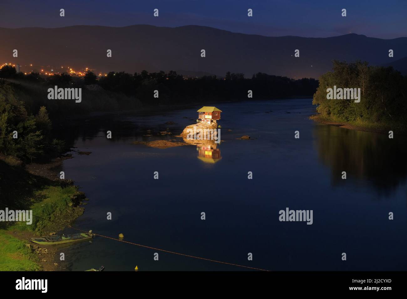 Holzhaus am Fluss bei Nacht, Serbien Stockfoto