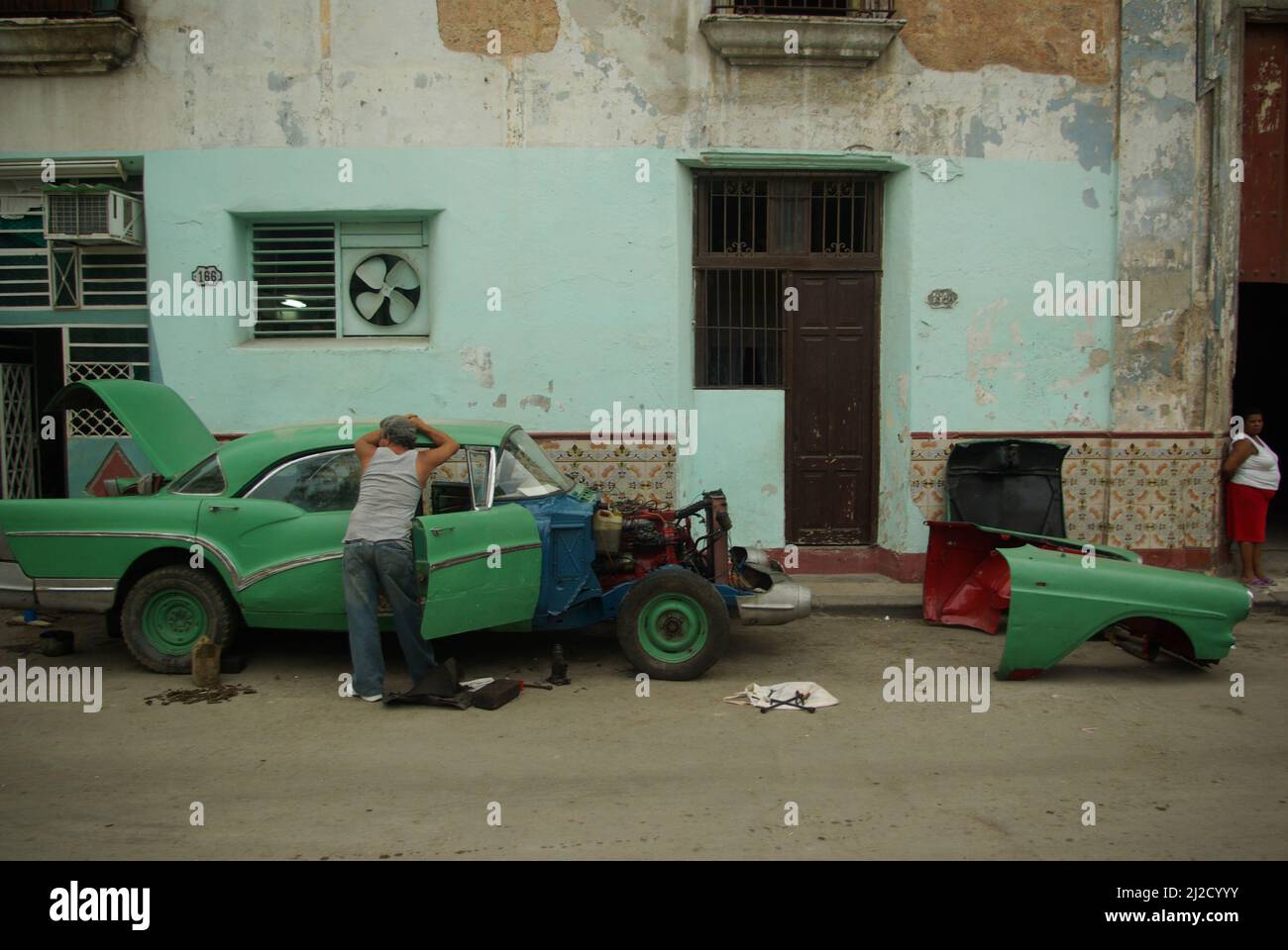Havanna, Kuba, 29. Mai 2010, Autoreparatur auf der Straße. Stockfoto