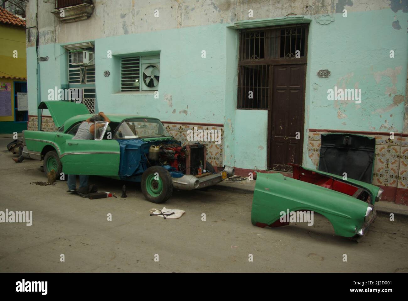 Havanna, Kuba, 29. Mai 2010, Autoreparatur auf der Straße. Stockfoto