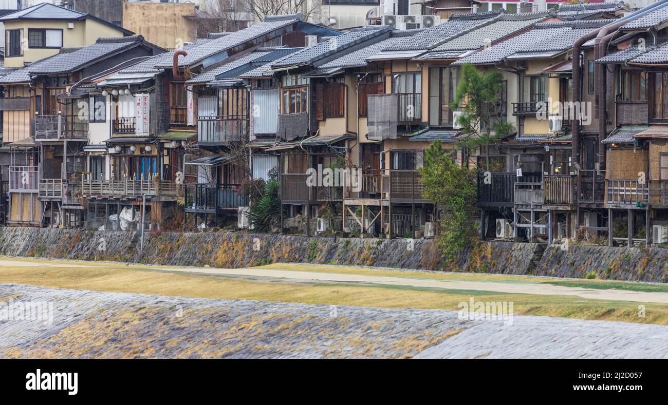 Eine Reihe eng gepackter historischer japanischer Holzgebäude Stockfoto