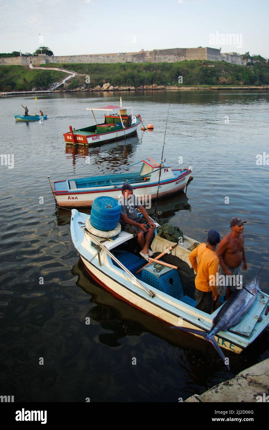 Havanna, Kuba, 1. Juni 2010. Die Fischer kehren mit ihren kleinen Booten zu den Docks zurück. Stockfoto