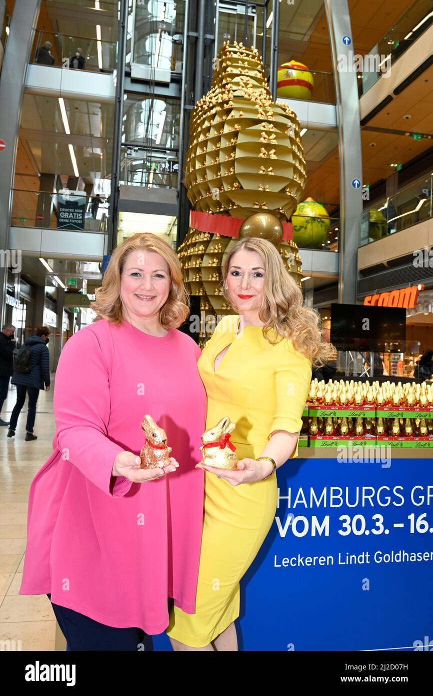 Anke Harnack und Sandra Quadflieg beim Auftrag der Oster-Goldhasen-Charity von Lindt in der Europa Passage. Hamburg, 31.03.2022 Stockfoto