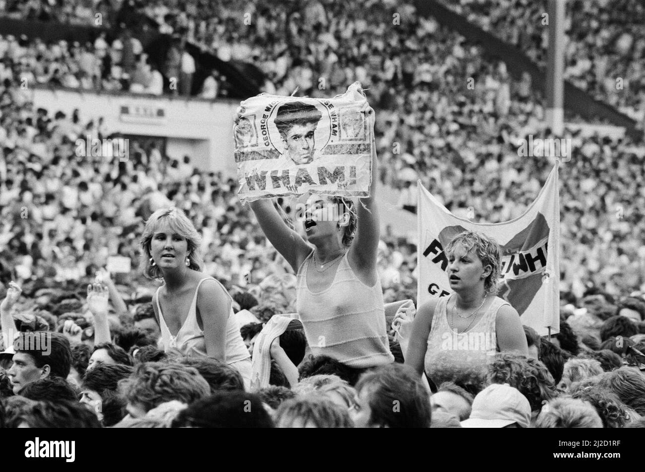 Fans genießen Wham! Das Abschiedskonzert im Wembley Stadium, London am 28.. Juni 1986. Wham !, (Sänger George Michael und Sänger/Gitarrist Andrew Ridgely) spielten ihr letztes Konzert als Wham !, obwohl Andrew zu George als Gast bei einigen späteren George Michael Solo-Shows kam. Bild aufgenommen am 28.. Juni 1986 Stockfoto