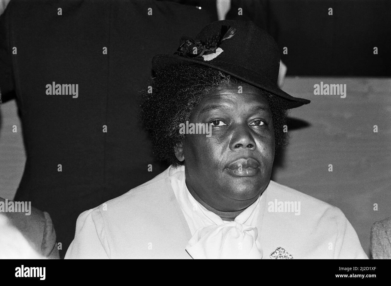 Tim Witherspoon gegen Frank Bruno im Wembley Stadium. Dies war Witherspoons erste Titelverteidigung, bei der er in Runde 11 mit einem späten TKO erfolgreich verteidigte.(Bild) Frank Brunos Mutter Lynette beobachtete die Aktion.. 19.. Juli 1986 Stockfoto
