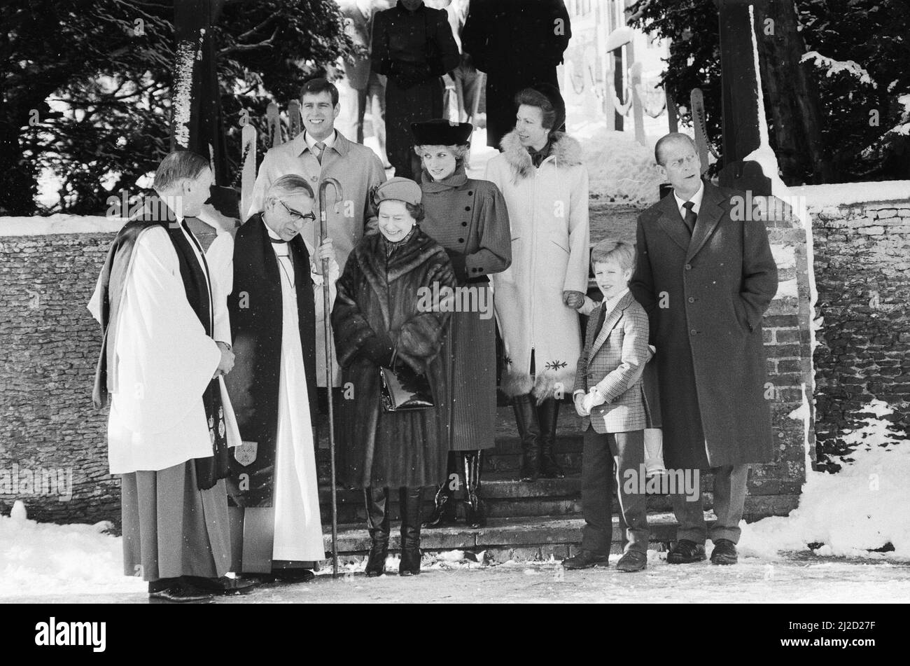 Die königliche Familie verlässt die St. Mary Magdalene Church, Sandringham, Norfolk, nach ihrem jährlichen Gottesdienst in der Weihnachtszeit. Das Bild zeigt Königin Elizabeth II., Prinz Andrew, Prinzessin Anne, Prinzessin Diana und Prinz Philip, den Herzog von Edinbugh. In diesem Jahr 1985 hat die Weihnachtszeit einen gesunden Schneefall erlebt. Bild aufgenommen am 29.. Dezember 1985 Stockfoto