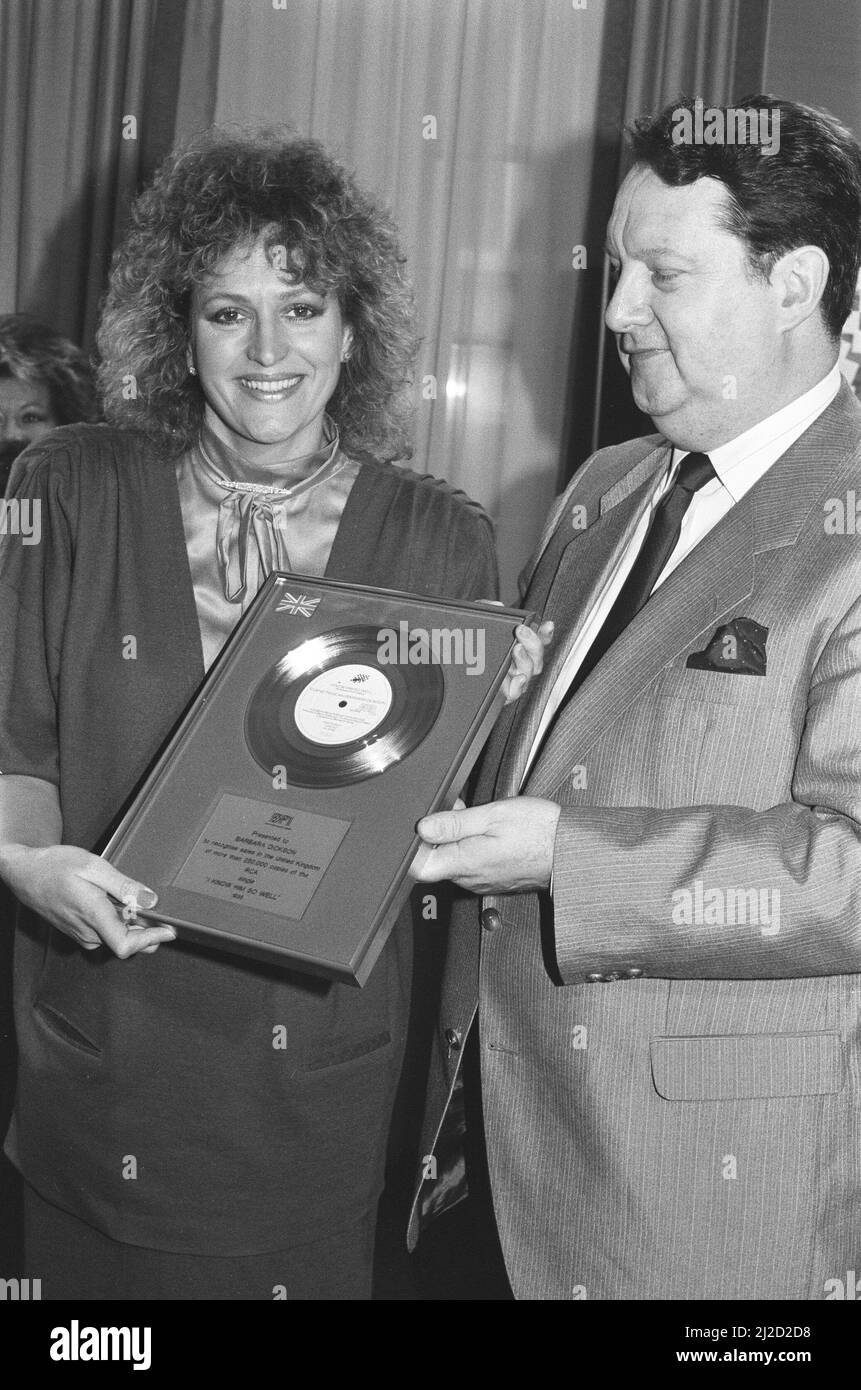 Barbara Dickson zeigte sich bei der Präsentation einer Silberscheibe für den Nr. 1-Hit „I Know Him so Well“, auf dem sie mit Elaine Page duellierte. 7.. Februar 1985. Stockfoto