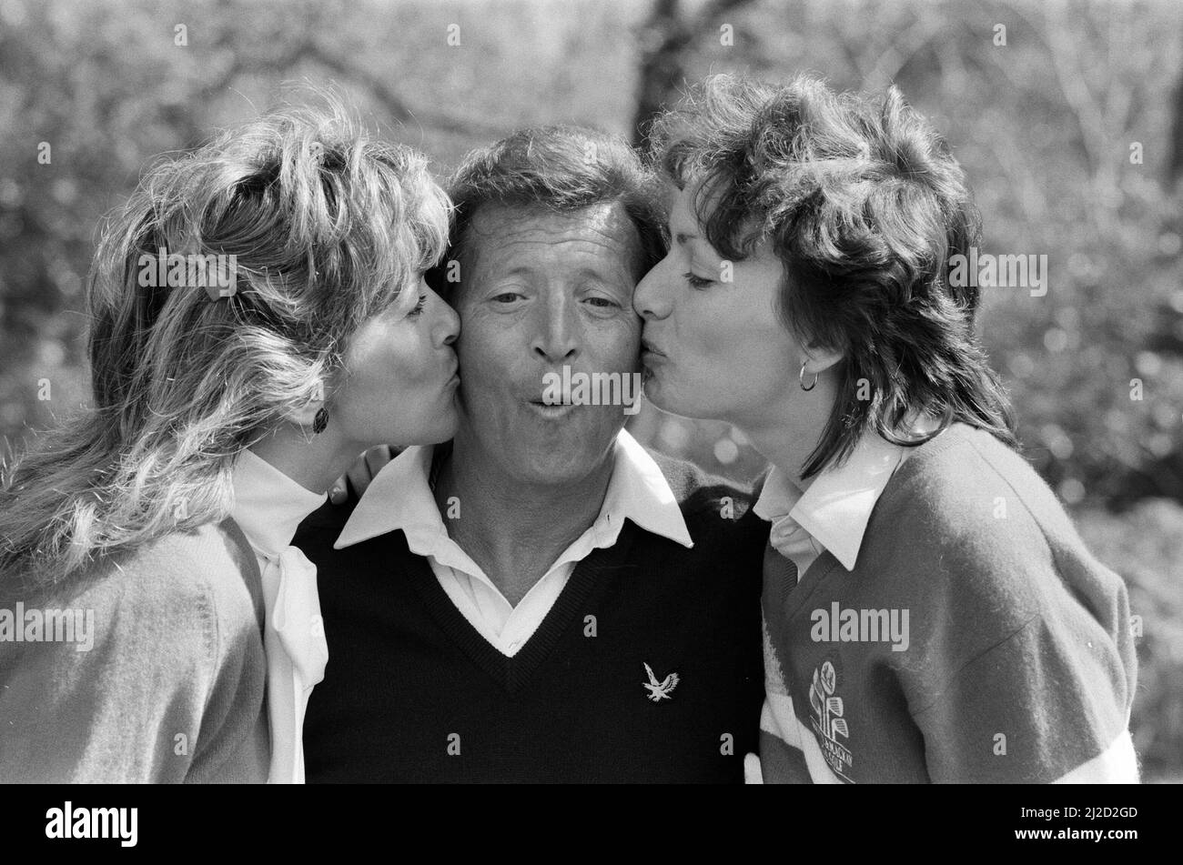 Schauspieler Johnny Briggs von „Coronation Street“ bei der PGA Golf Championship in Wentworth, mit Jan Elliott (links) und Moyra Peffer. 22. Mai 1986. Stockfoto