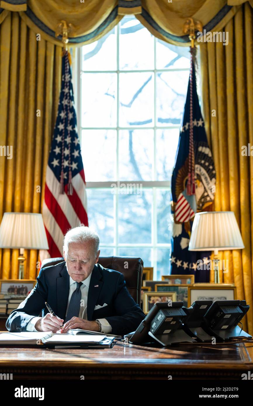 Präsident Joe Biden telefoniert am Dienstag, den 15. Februar 2022, mit dem französischen Präsidenten Emmanuel Macron im Oval Office des Weißen Hauses. Stockfoto