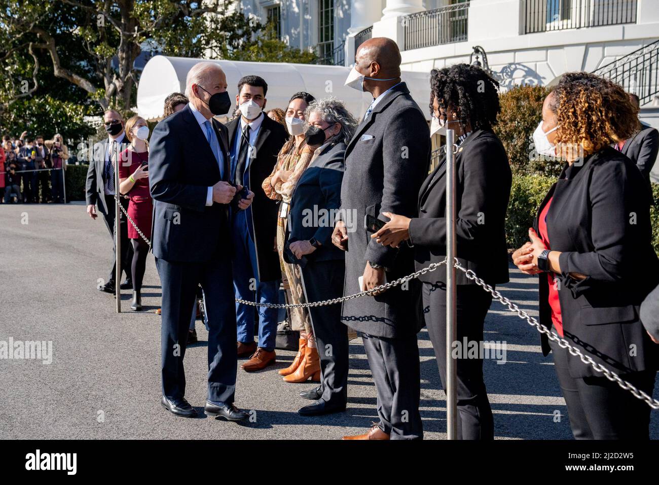 Präsident Joe Biden begrüßt Mitarbeiter des Weißen Hauses auf dem South Lawn des Weißen Hauses am Freitag, den 11. Februar 2022. Stockfoto