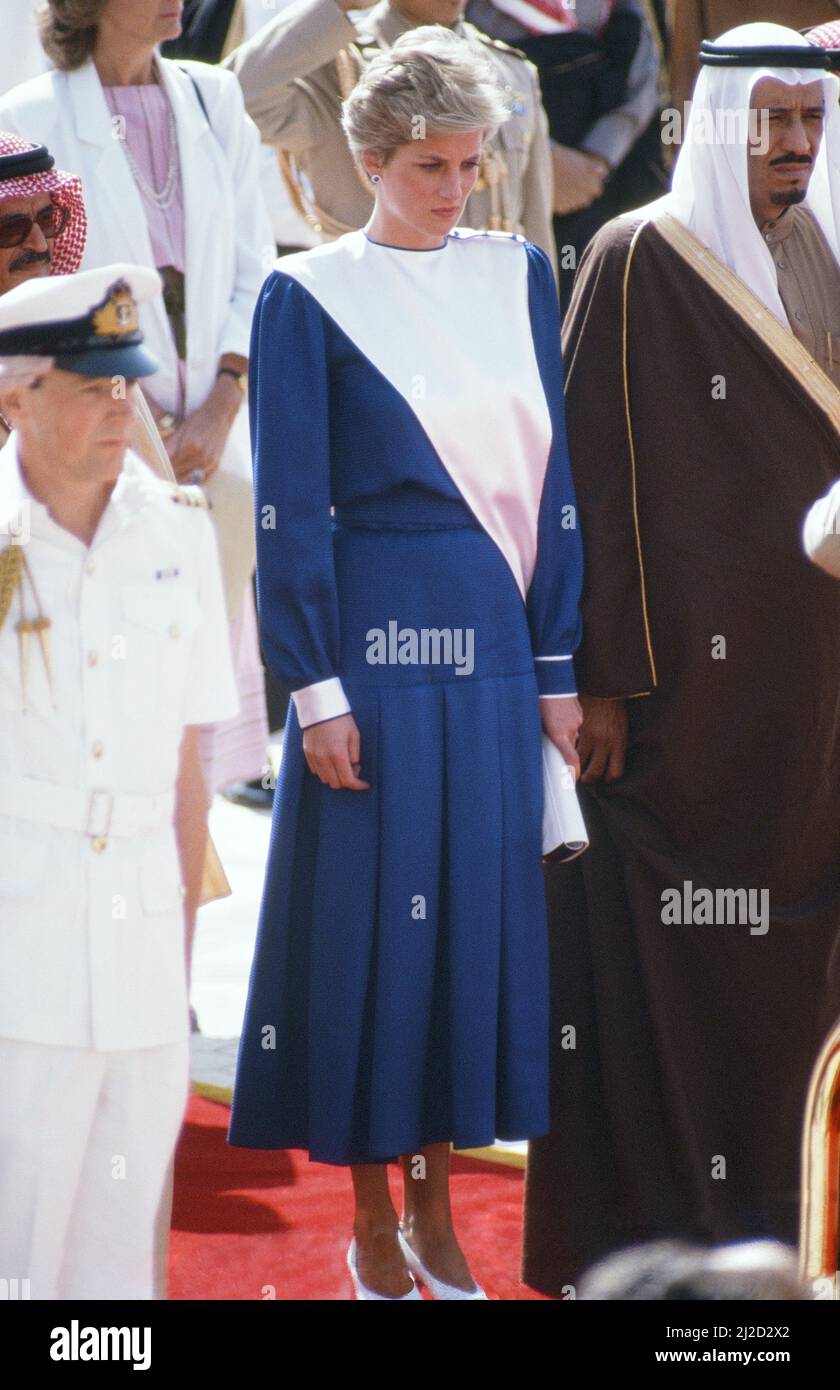 Prinz und Prinzessin von Wales, Naher Osten Tour November 1986. Unser Bild Zeigt ... Prinzessin Diana auf dem King Khalid International Airport, von Riad aus nach Jeddah, Saudi-Arabien, Mittwoch, 19.. November 1986. Stockfoto
