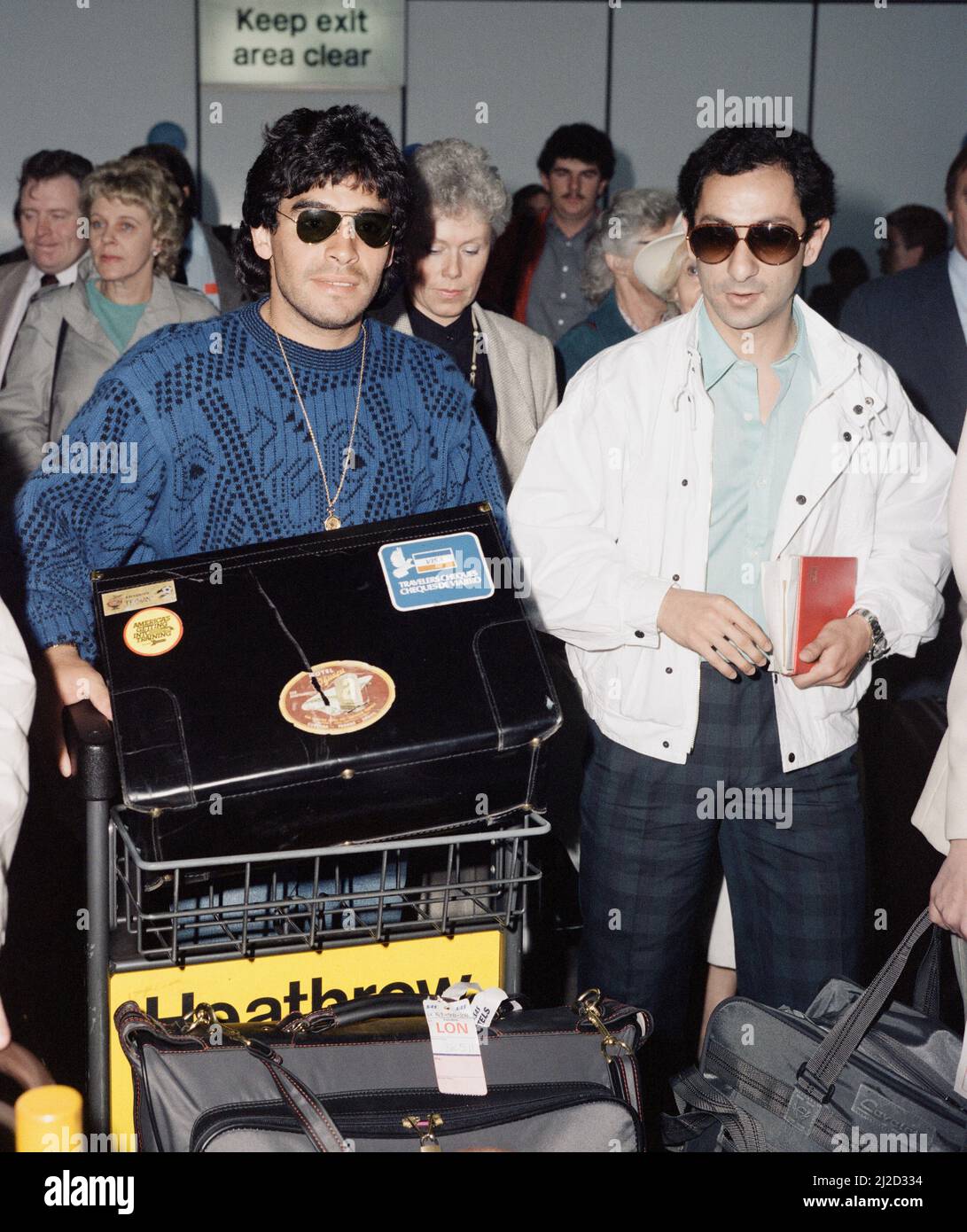 Der argentinische Fußballspieler Diego Maradona wird bei seiner Ankunft in London Heathrow von seinem Freund und internationalen Teamkollegen Osvaldo Ardiles empfangen.Maradona nimmt an diesem Abend am Erfahrungsbericht von Ardiles für Spurs gegen Inter Mailand in der White Hart Lane Teil. 1. Mai 1986. Stockfoto