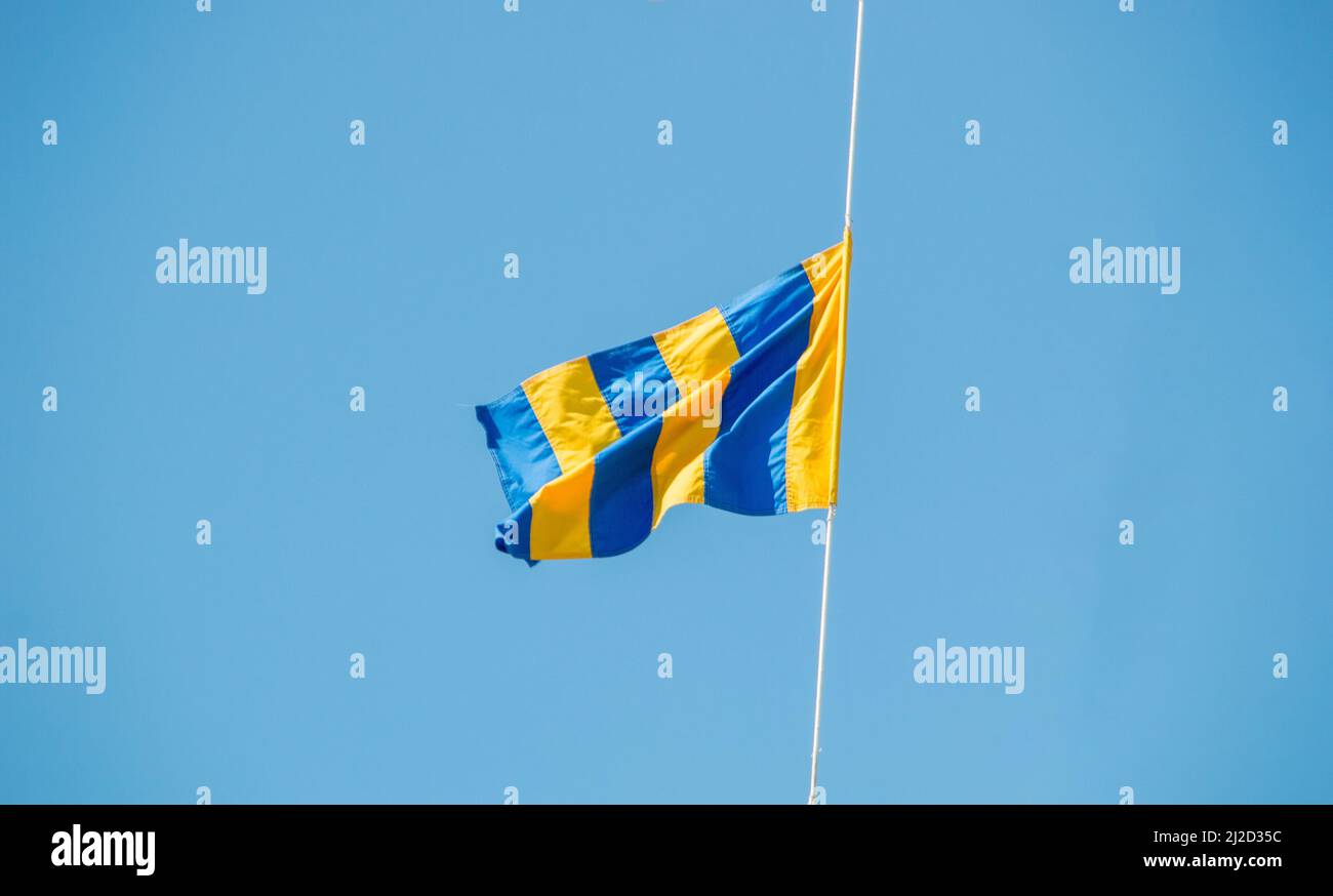 Nautische Signalflagge auf einem Boot, das in rio de janeiro, Brasilien, festgemacht ist. Stockfoto