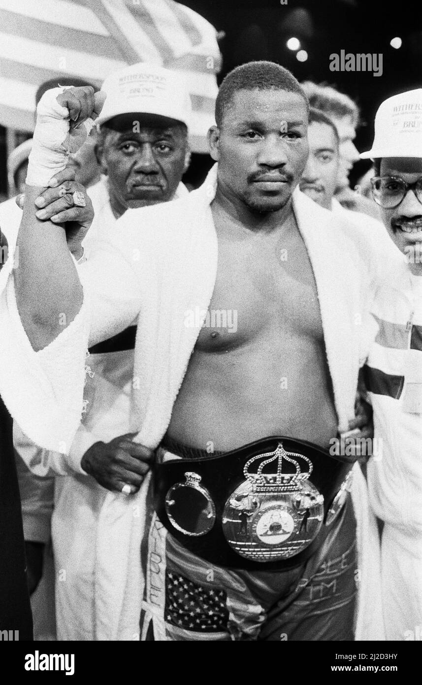 Tim Witherspoon gegen Frank Bruno im Wembley Stadium. Dies war Witherspoons erste Titelverteidigung, bei der er in Runde 11 mit einem späten TKO erfolgreich verteidigte.(Bild) Witherspoon feiert seinen Stillstand über Bruno. 19.. Juli 1986 Stockfoto