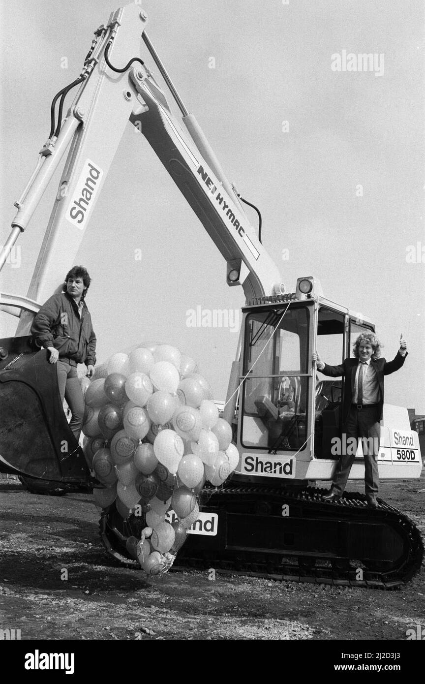 Noddy Holder und Don Powell von Slade starten die Arbeiten an einer neuen Ringstraße in Wolverhampton. 22.. April 1985. Stockfoto