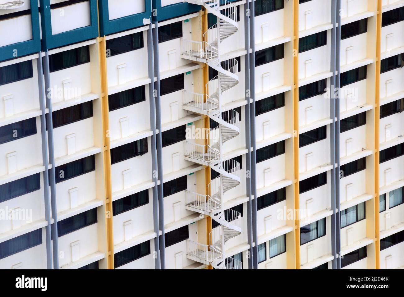 Blick auf eine runde Treppe auf einem Gebäude in Bangkok, Thailand, Asien. Bodenmuster. Stockfoto