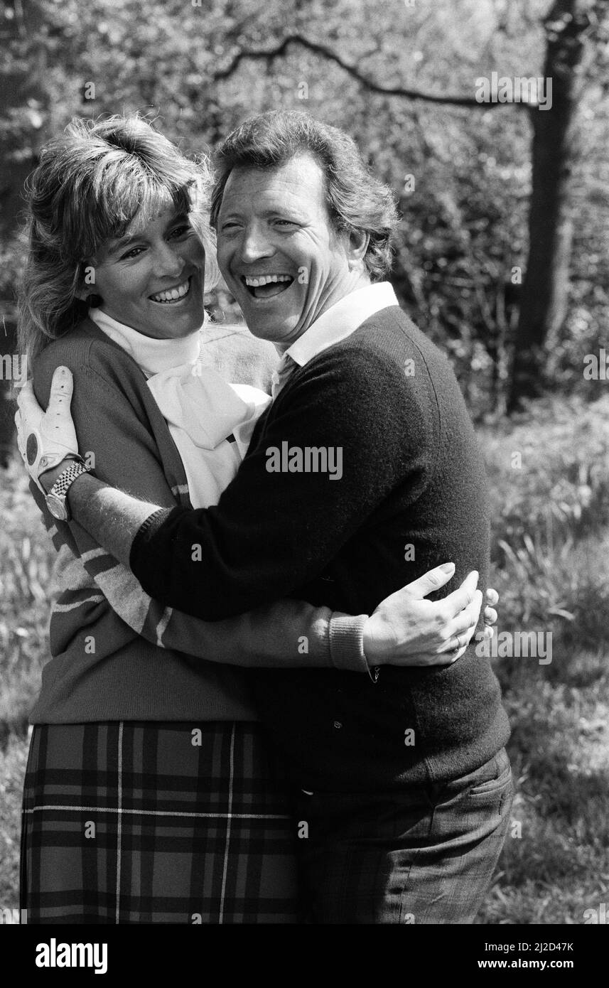 Schauspieler Johnny Briggs von „Coronation Street“ bei der PGA Golf Championship in Wentworth mit Jan Elliott. 22. Mai 1986. Stockfoto