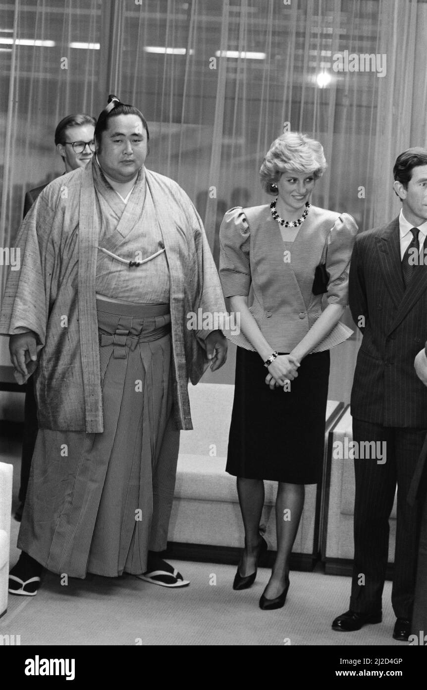 Ihre Königliche Hoheit Prinzessin Diana, die Prinzessin von Wales, treuet japanische Sumo-Ringer beim Grand Sumo Turnier in der Royogoku Sumo Arena in Tokio. Bild aufgenommen am 11.. Mai 1986 Stockfoto