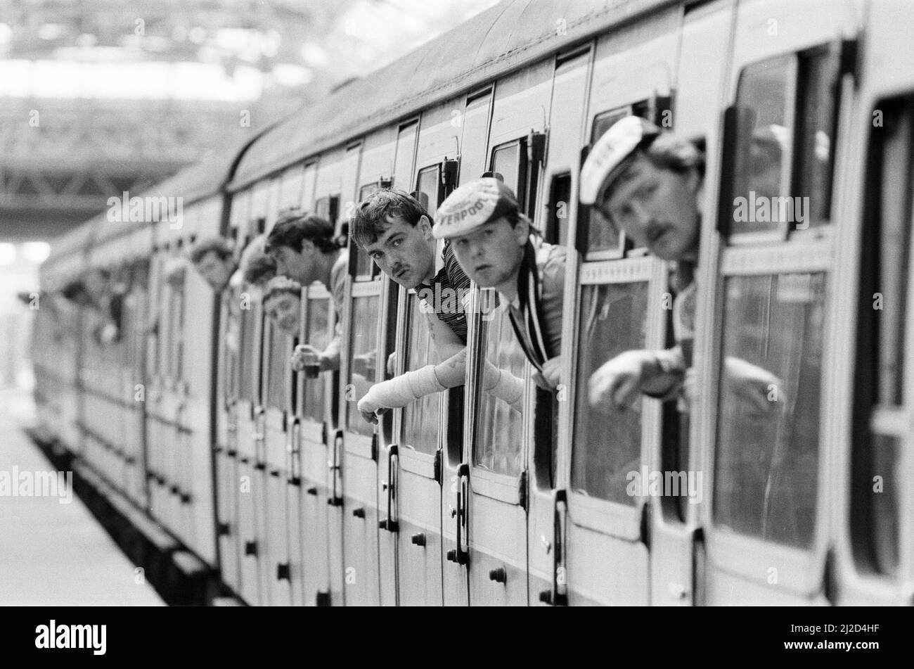 Liverpool-Fans und -Fans kehren nach Hause zurück. Tag nach der Katastrophe im Heysel-Stadion, bei der 39 Fußballfans ums Leben kamen. 30. Mai 1985. Stockfoto