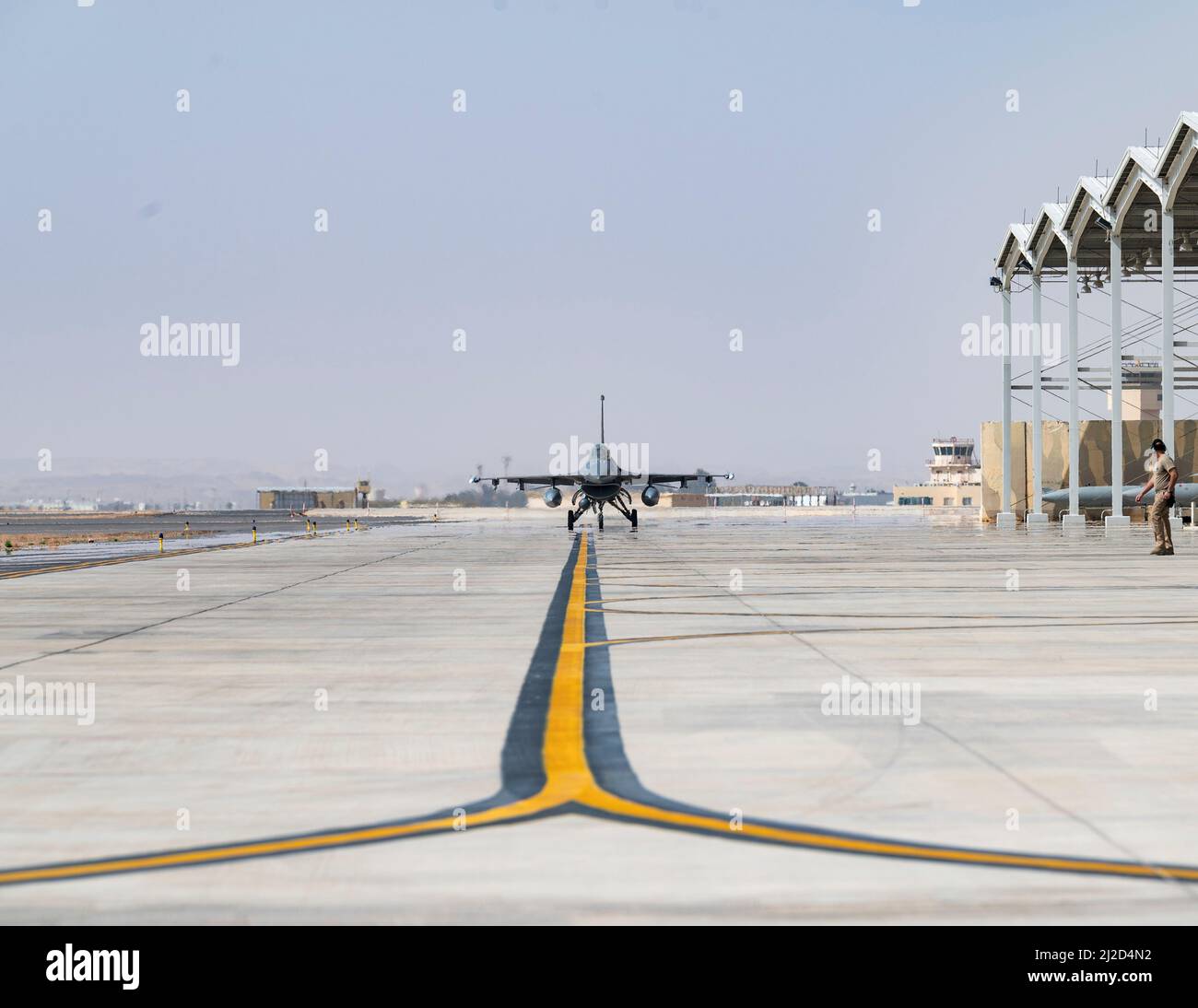 Eine F-16 Kampffalke der US-Luftwaffe, die den 120. Expeditionary Fighter Squadron Taxis auf dem King Faisal Air Base, Saudi-Arabien, zur Unterstützung der Operation Agile Spartan II am 10. März 2022 zugewiesen wurde. OAS II konzentriert sich auf den operativen Test und die Bewertung der Kompetenzen im Bereich agiler Kampfanstellung, die von der Neunten Luftwaffe (Air Forces Central), einzelnen Air Expeditionary Wings, Schwesterdiensten und unseren Partnerländern im Rahmen mehrerer Veranstaltungen im gesamten Theater entwickelt wurden. (USA Luftwaffe Foto von Senior Airman Daniel Hernandez) Stockfoto