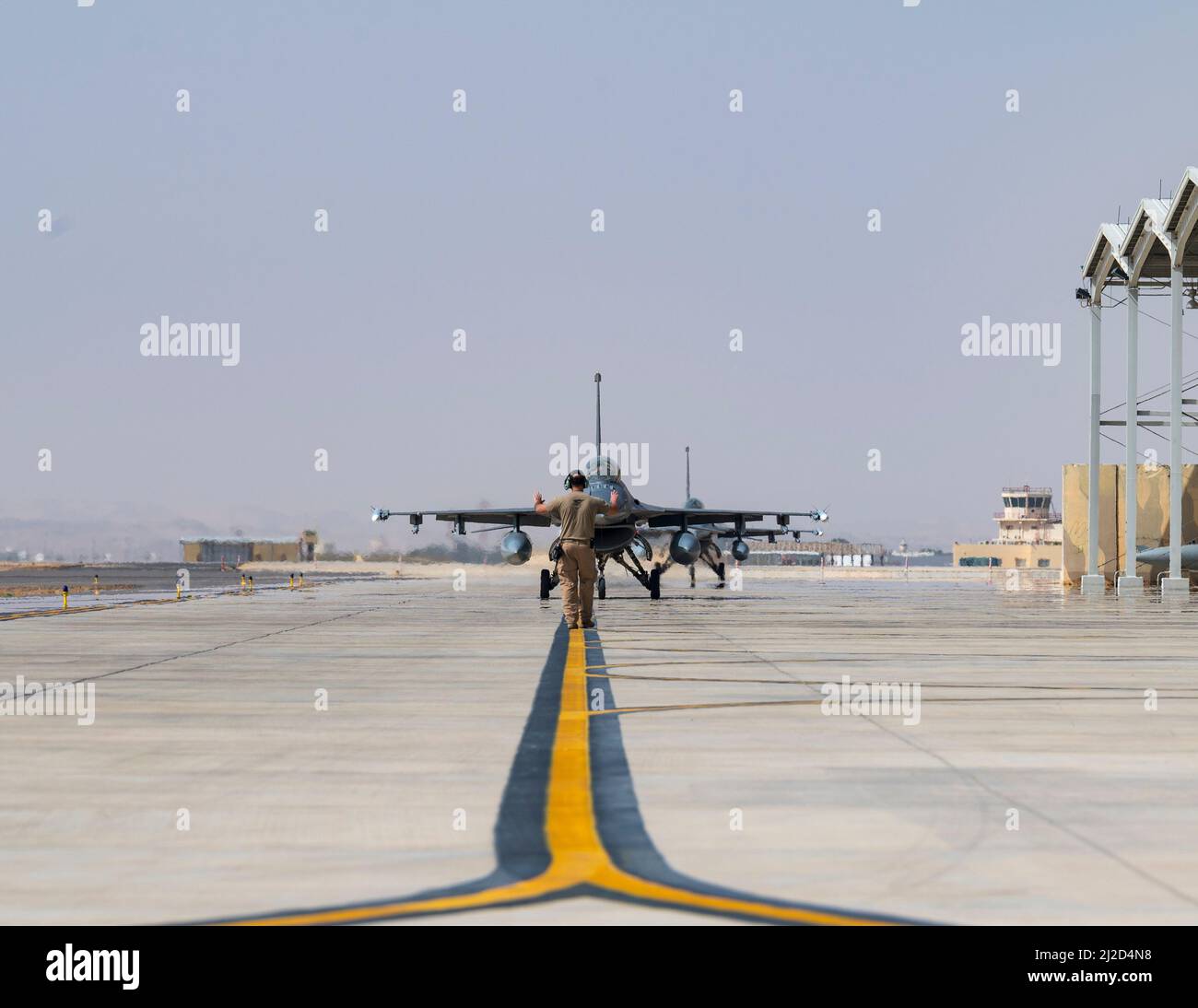 Ein US-Luftwaffe marschiert einen F-16-Kampffalken der US-Luftwaffe, der der Expeditionary Fighter Squadron 120. auf der King Faisal Air Base, Saudi-Arabien, zur Unterstützung der Operation Agile Spartan II am 10. März 2022 zugewiesen wurde. OAS II konzentriert sich auf den operativen Test und die Bewertung der Kompetenzen im Bereich agiler Kampfanstellung, die von der Neunten Luftwaffe (Air Forces Central), einzelnen Air Expeditionary Wings, Schwesterdiensten und unseren Partnerländern im Rahmen mehrerer Veranstaltungen im gesamten Theater entwickelt wurden. (USA Luftwaffe Foto von Senior Airman Daniel Hernandez) Stockfoto