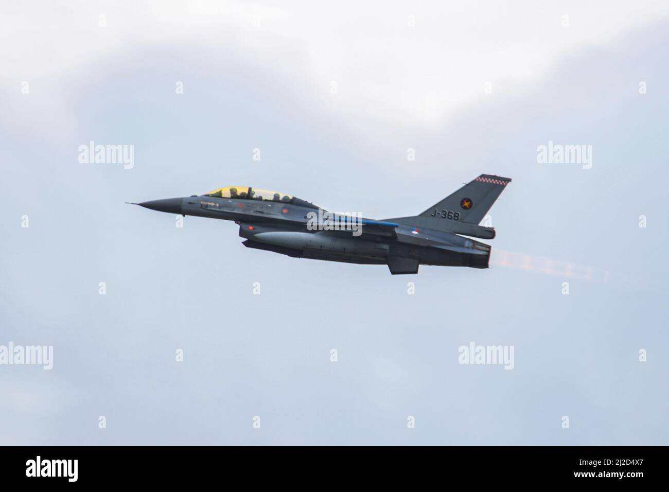 Jeff L. Harrigian, US-Luftstreitkräfte in Europa und Kommandant der Luftstreitkräfte in Afrika, fliegt in einer Royal Netherlands Air Force F-16, die Falcon während der Friesischen Flagge 22 auf der Leeuwarden Air Base, Niederlande, 29. März 2022 bekämpft. In einer Rolle von der Luft bis zur Oberfläche kann die F-16 mehr als 500 Meilen fliegen, ihre Waffen mit überlegener Genauigkeit liefern, sich gegen feindliche Flugzeuge verteidigen und zu ihrem Ausgangspunkt zurückkehren. Dank seiner Allwetterfunktion kann er auch bei nicht-visuellen Bombenangriffen präzise Kampfansagen liefern. (USA Luftwaffe Foto von Senior Airman Thomas S. Keisler IV) Stockfoto