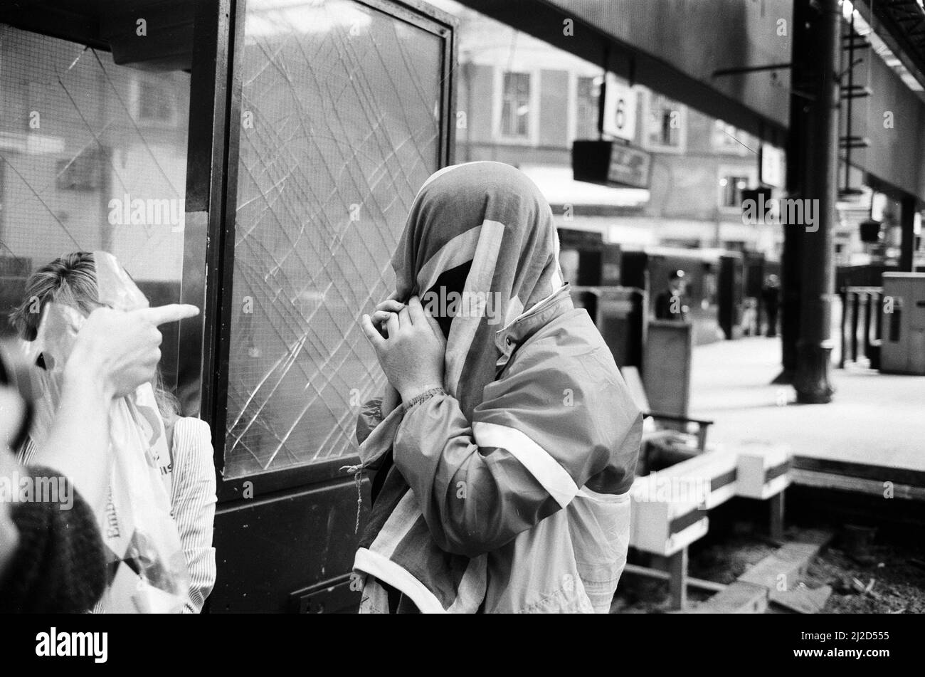 Liverpool-Fans und -Fans kehren nach Hause zurück. Tag nach der Katastrophe im Heysel-Stadion, bei der 39 Fußballfans ums Leben kamen. Euston Bahnhof, London, 30.. Mai 1985. Stockfoto