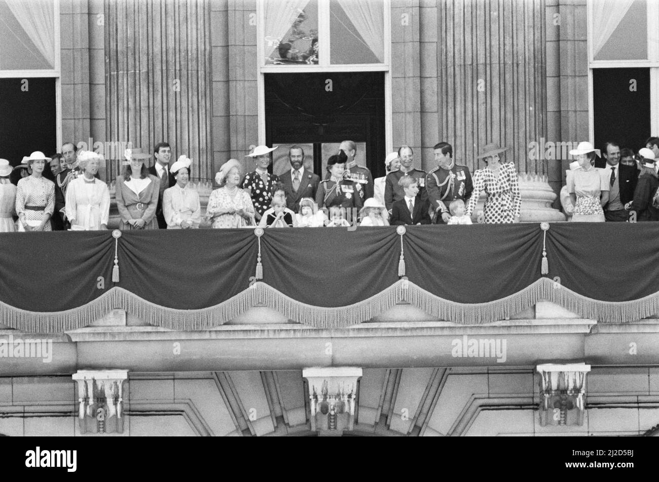 Die königliche Familie versammelt sich auf dem Balkon des Buckingham Palace zur Trooping of the Colour Ceremony. Prinzessin Diana, rechts von der Mitte, im gepunkteten Outfit, behält die Kontrolle über den 20 Monate alten Prinz Harry. Von links nach rechts vom Herzog von Kent, (wo möglich): Der Herzog von Kent, Katharine, Herzogin von Kent, die Herzogin von York, die Herzogin von York, Prinz Andrew, Prinzessin Margaret, die Königin Mutter, Prinzessin Michael von Kent, Prinz Michael von Kent, Königin Elizabeth II, Prinz Philip der Herzog von Edinbugh (hinter der Königin) **unbekannt** ***unbekannt** Prinz Charles, Prinzessin Diana, Prinzessin Anne, ca. Stockfoto
