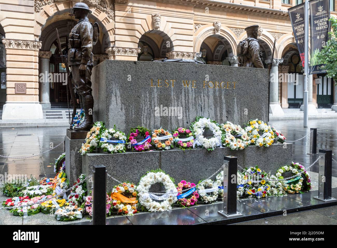 Das Sydney Cenotaph im Martin Place Sydney Stadtzentrum mit Kränzen am Denkmal, damit wir nicht vergessen, Sydney, NSW, Australien Stockfoto