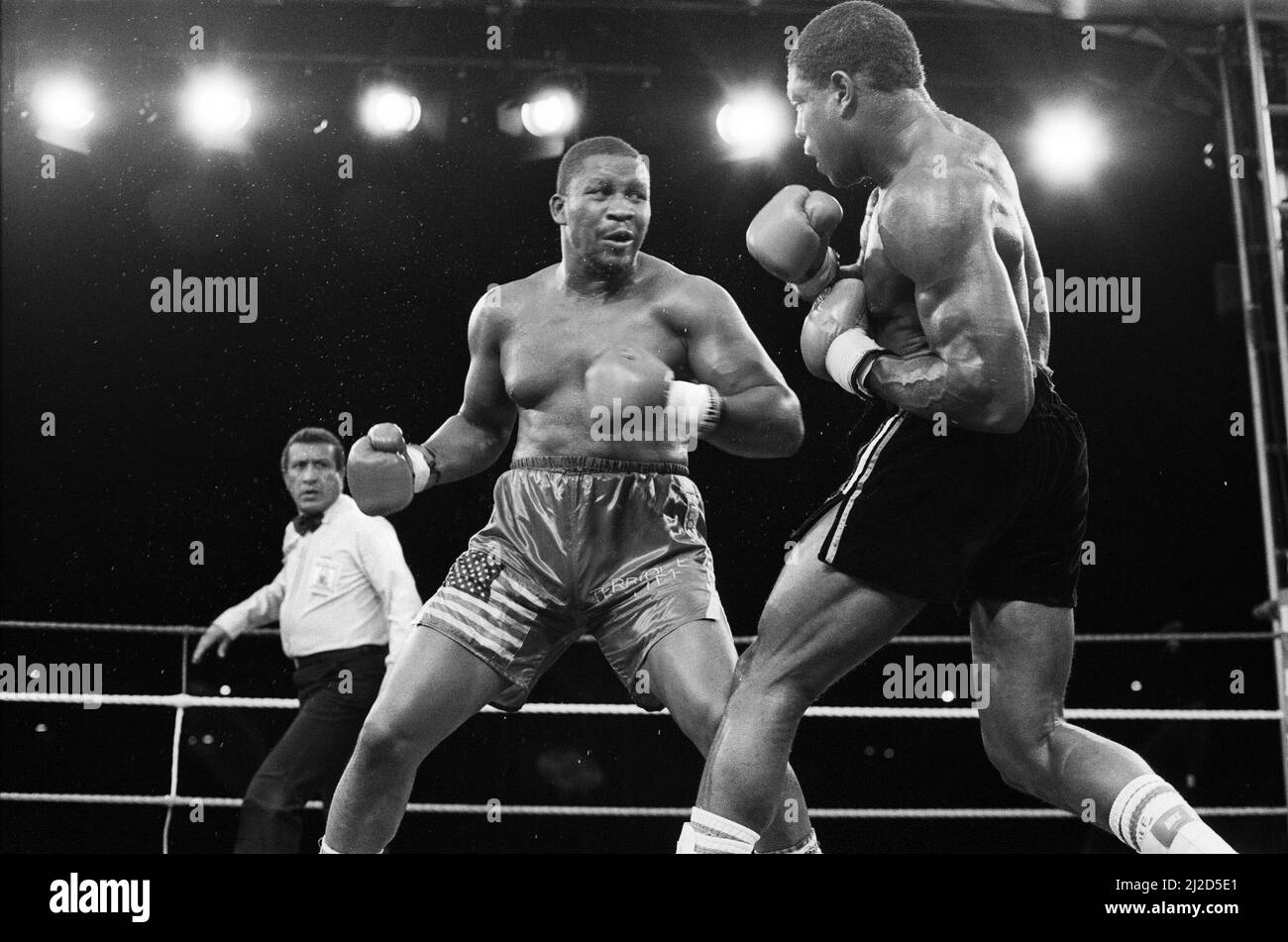Tim Witherspoon gegen Frank Bruno im Wembley Stadium. Dies war Witherspoons erste Titelverteidigung, bei der er in Runde 11 mit einem späten TKO erfolgreich verteidigte.(Bild) Witherspoon und Bruno tauschen Schläge aus. 19.. Juli 1986 Stockfoto