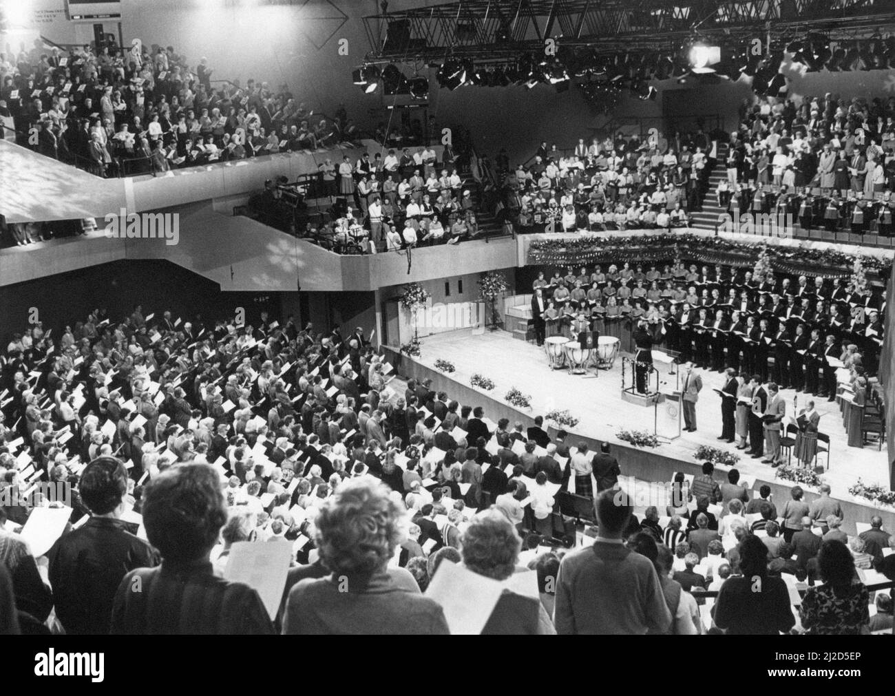 St. David's Hall, Cardiff, Wales. Samstag, 20.. Dezember 1986. Im Bild die Szene bei der BBC Wales Carol-Show. Die St. David's Hall ist die National Concert Hall und das Konferenzzentrum von Wales. Stockfoto