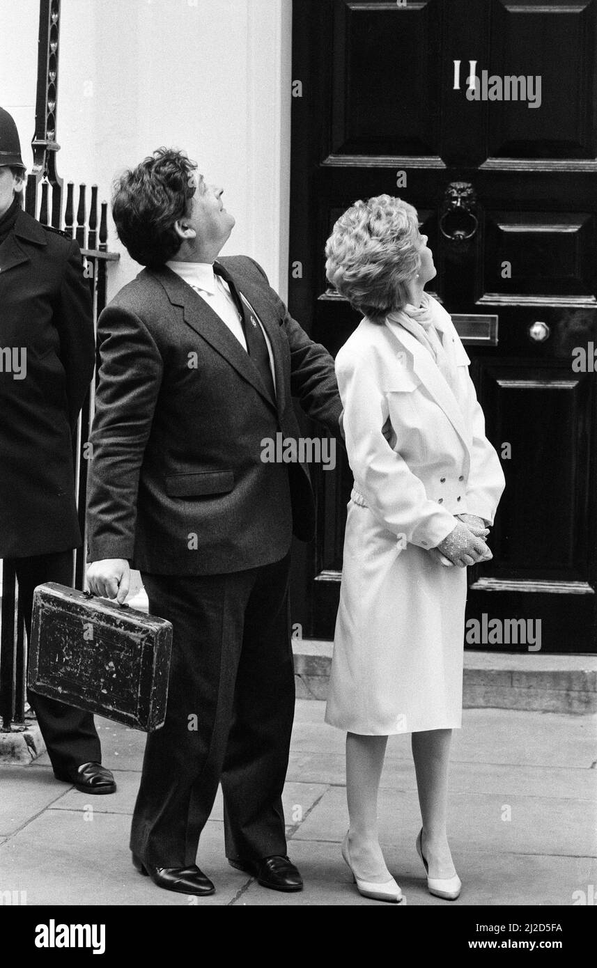 Schatzkanzler Nigel Lawson und seine Frau Therese schauen ihre Kinder vor der Downing Street 11 an. 19.. März 1985. Stockfoto