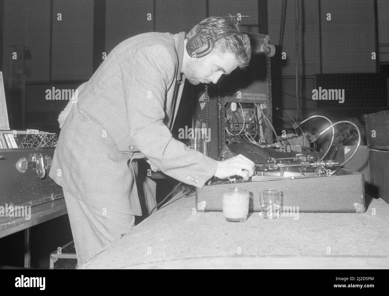 Der ehemalige Specials-Keyboarder Jerry Dammers trat als DJ beim Cov Aid-Konzert im Lanchester Polytecnic zur Unterstützung der Hungerhilfe in Äthiopien und dem Sudan ein.19.. Oktober 1985 Stockfoto