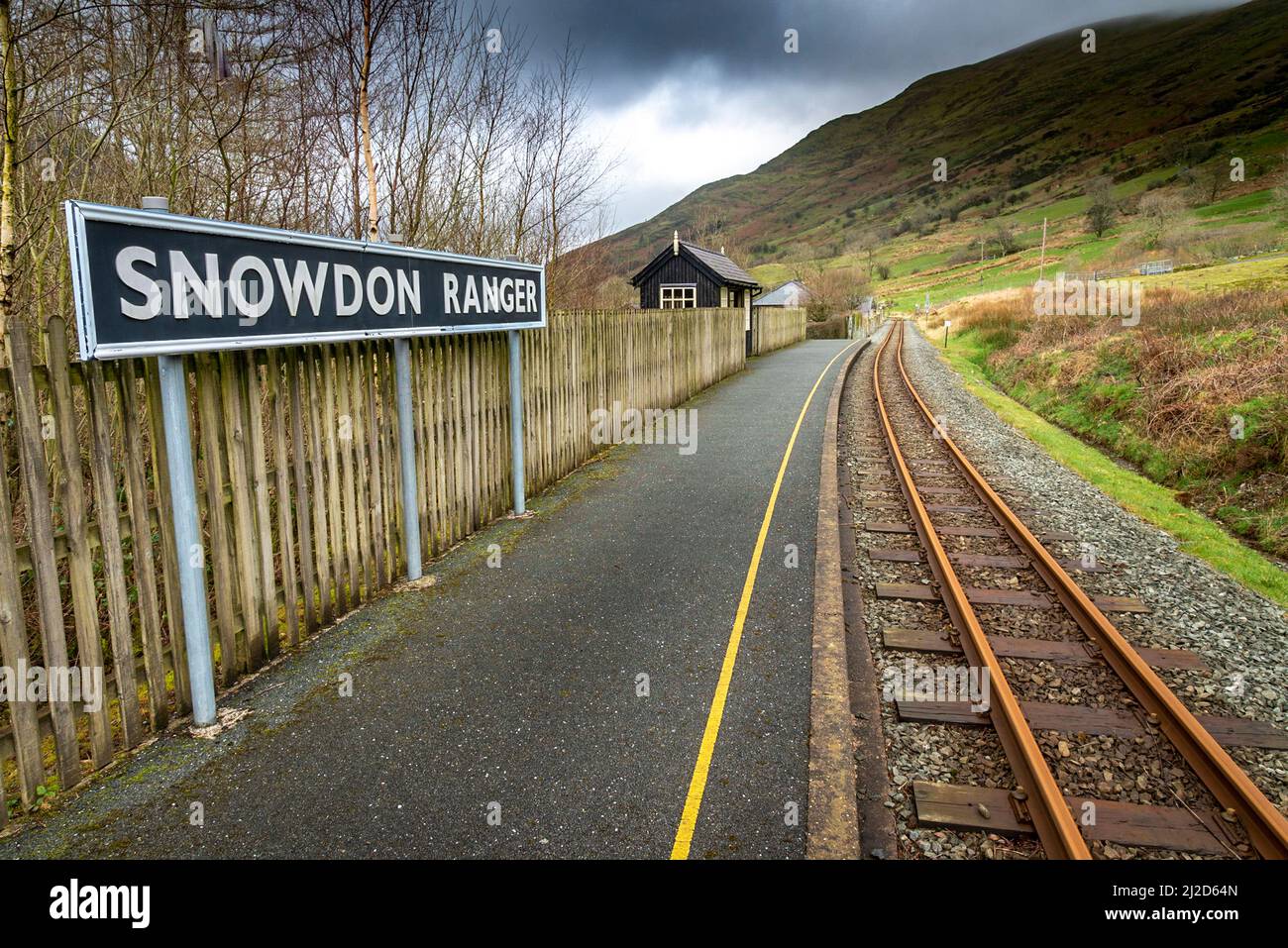 Ein kleiner Halt auf der Welsh Highland Railway, die sich durch die Landschaft von Nordwales schlängelt, von Porthmadog nach Caernarfon, einer beliebten Panoramastraße für Touristen Stockfoto