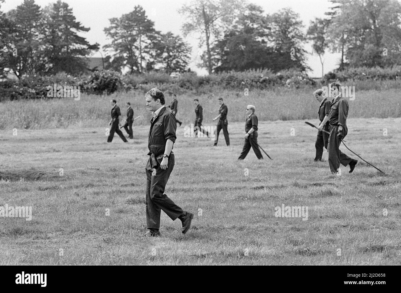 Die Polizei sucht nach dem vermissten Schulmädchen Dawn Ashworth im Alter von 15 Jahren in der Gegend von Mill Lane, Enderby, Leicester, Freitag, 1.. August 1986. Am folgenden Tag wurde ihr Körper in einem bewaldeten Gebiet in der Nähe eines Fußweges namens Ten Pound Lane gefunden. Colin Pitchfork wurde zu lebenslanger Haft verurteilt, nachdem er die separaten Morde an Lynda Mann im Alter von 15 (1983) und Dawn Ashworth im Alter von 15 (1986) zugegeben hatte. Er war der erste, der aufgrund von DNA-Fingerabdrücken wegen Mordes verurteilt wurde und der erste, der infolge eines DNA-Massenscreenings gefangen wurde. Stockfoto