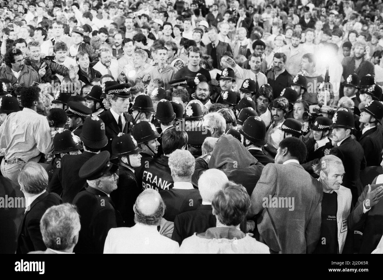 Tim Witherspoon gegen Frank Bruno im Wembley Stadium. Dies war Witherspoons erste Titelverteidigung, bei der er in Runde 11 mit einem späten TKO erfolgreich verteidigte.(Bild) Frank Bruno auf dem Weg zum Ring. 19.. Juli 1986 Stockfoto