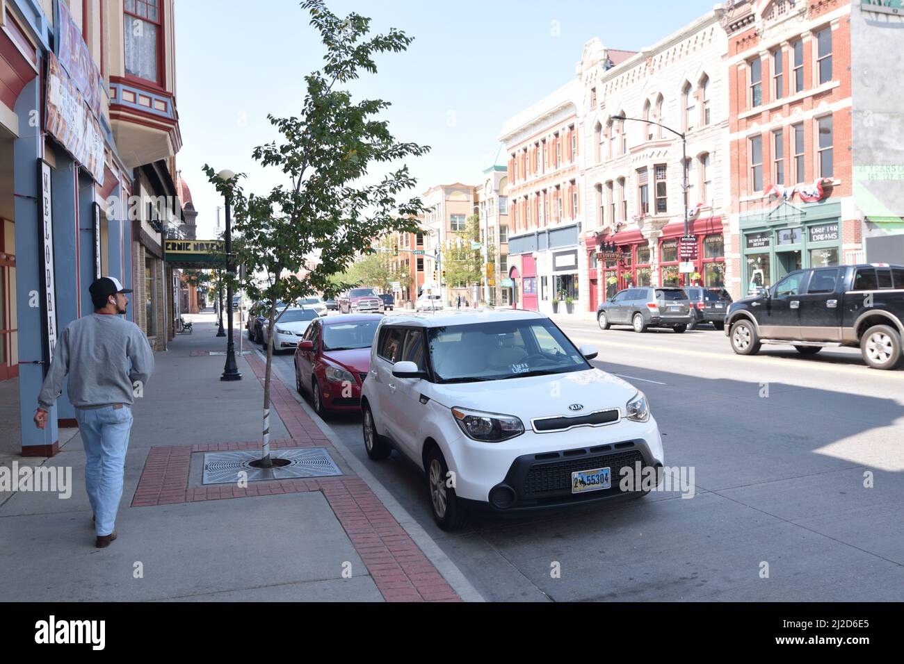 Ein Genz-Mann läuft im August 2021 auf dem Lincoln Highway in der Innenstadt von Cheyenne Wyoming Stockfoto
