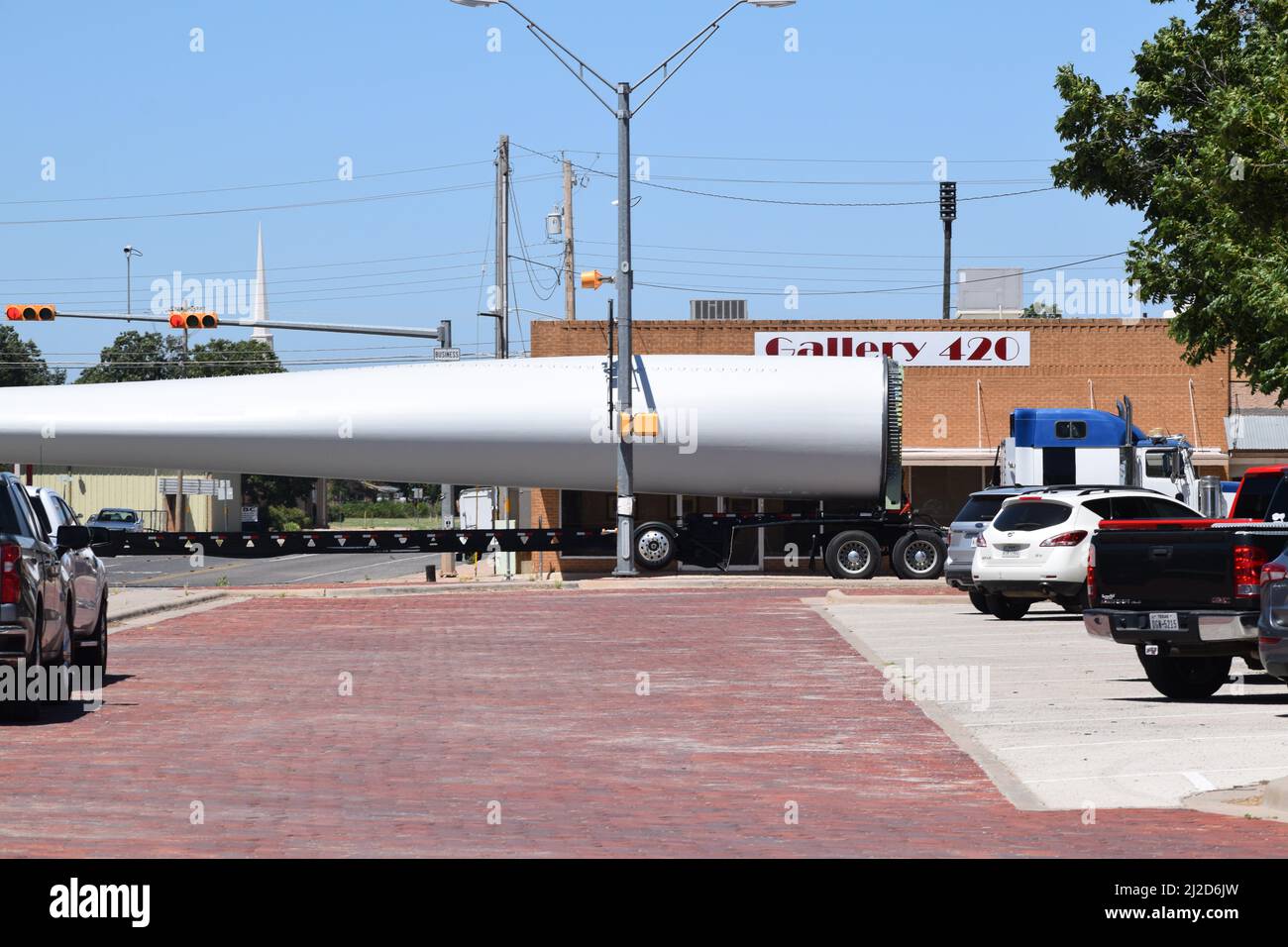 Große Windmühlenmesser, die im August 2021 per LKW durch Haskell, Texas, transportiert werden Stockfoto