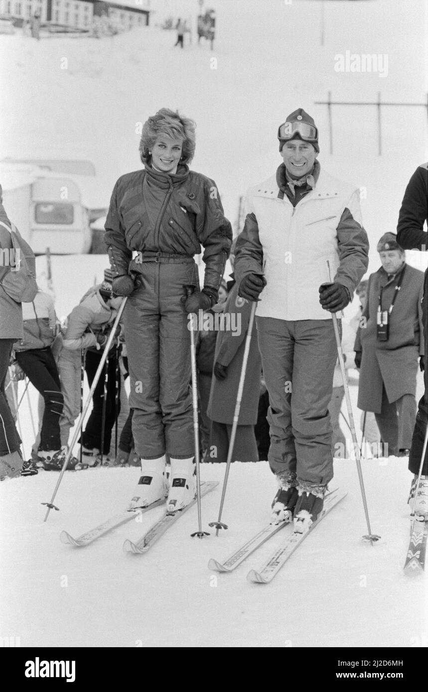 Ihre Königliche Hoheit Prinzessin Diana, die Prinzessin von Wales, und Ihre Königliche Hoheit Prinz Charles, der Prinz von Wales, während eines Skiurlaubs in Liechtenstein, aufgenommen am 24.. Januar 1985 Stockfoto