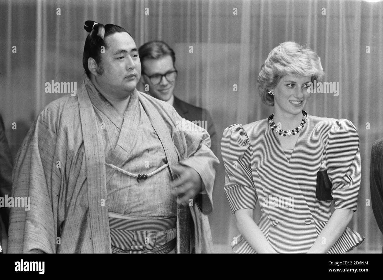Ihre Königliche Hoheit Prinzessin Diana, die Prinzessin von Wales, treuet japanische Sumo-Ringer beim Grand Sumo Turnier in der Royogoku Sumo Arena in Tokio. Bild aufgenommen am 11.. Mai 1986 Stockfoto