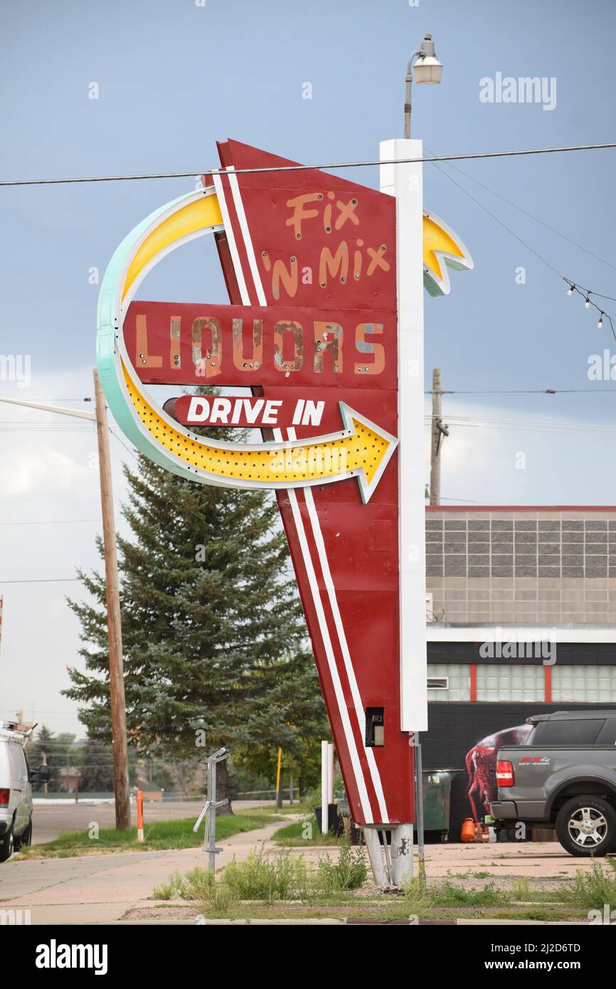 Fix 'n Mix Liquors Store Drive-in-Schild, Westseite der Innenstadt von Cheyenne Wyoming, August 2021 Stockfoto
